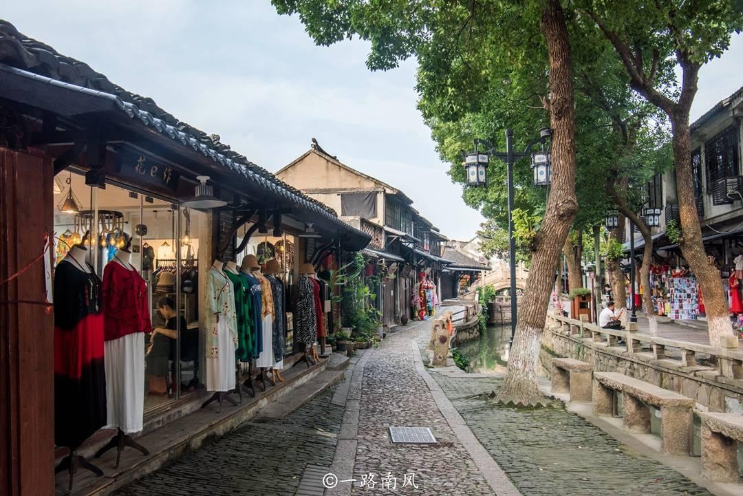 探索房产证是夫妻两个人的名字,那户口本上户主名该怎么写?,解答你的困惑